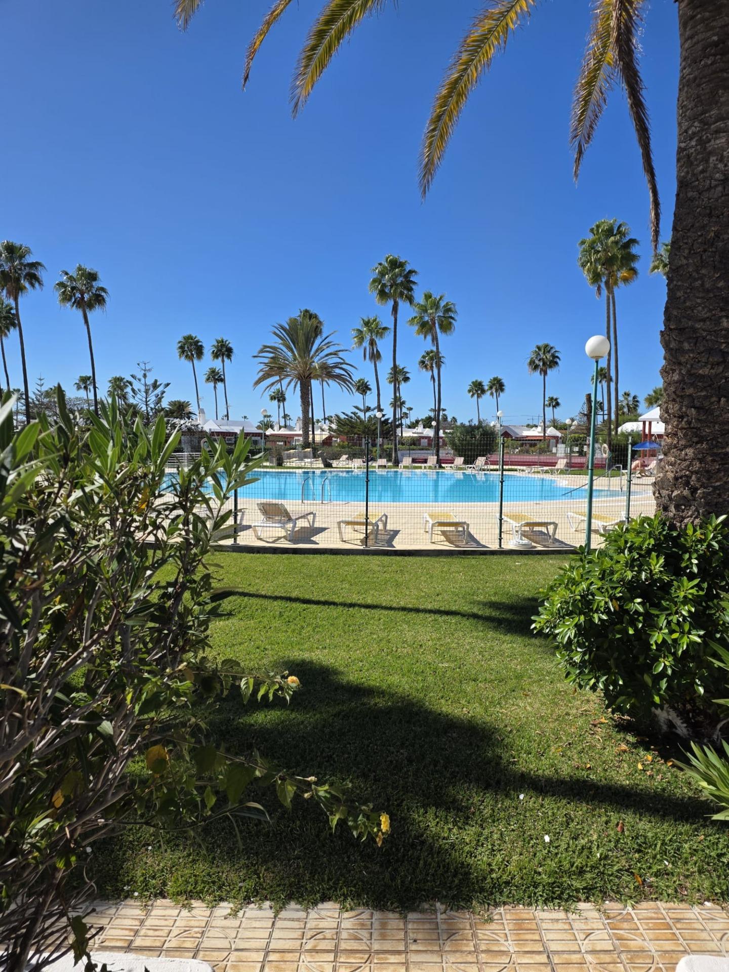 Bungalow de 1 dormitorio con jardín privado en Campo Internacional