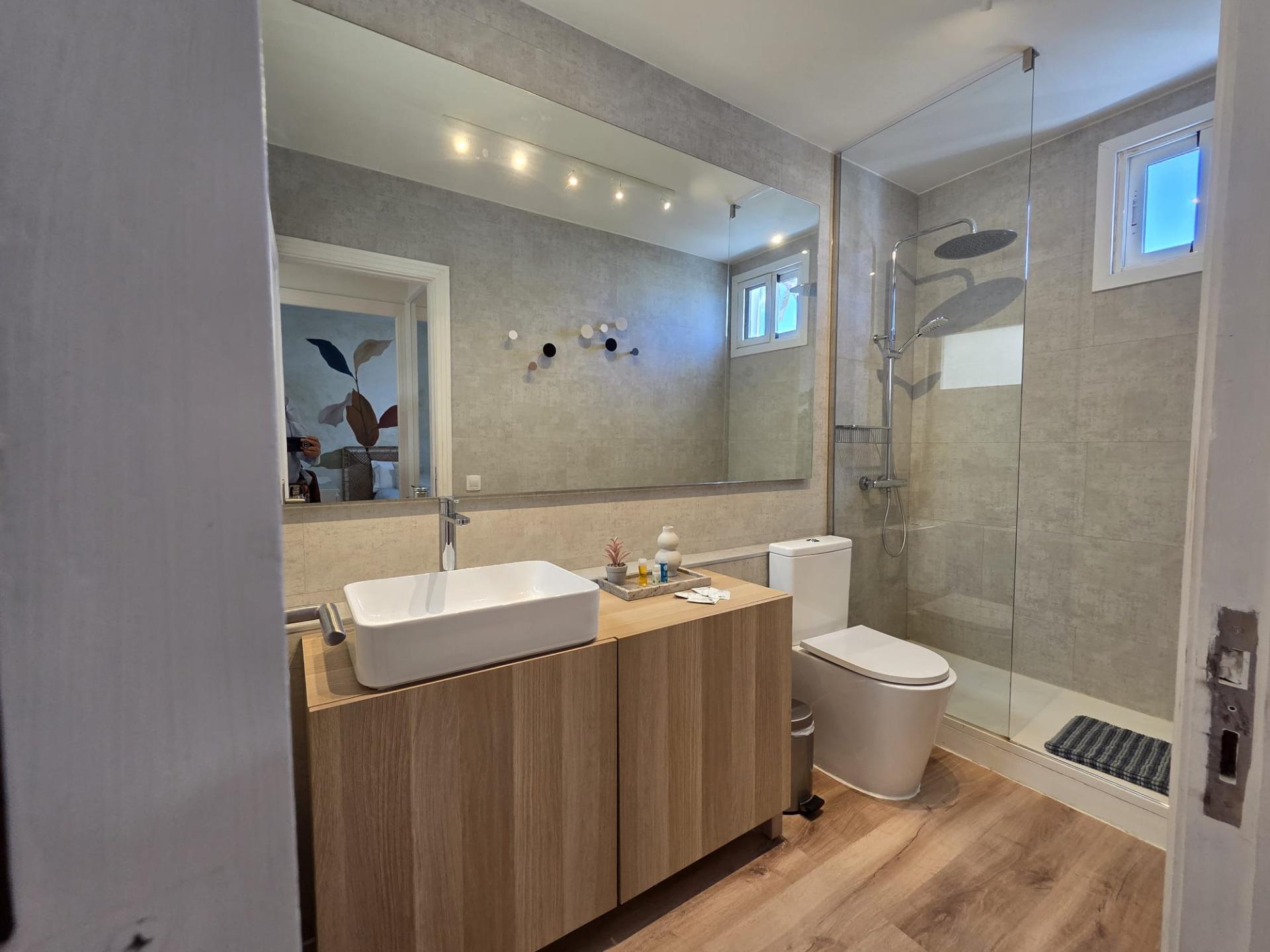 Bungalow de 1 dormitorio con jardín privado en Campo Internacional