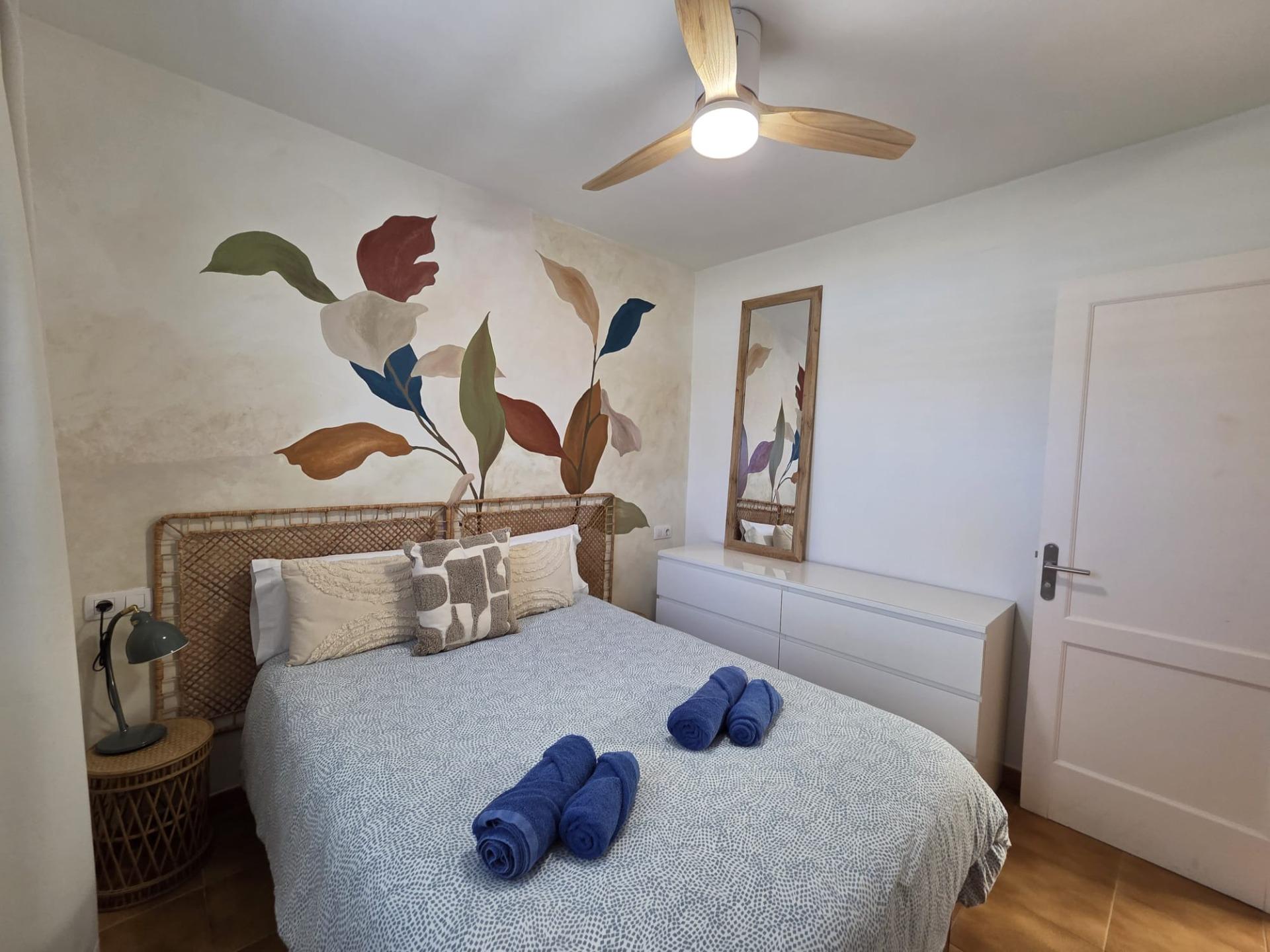 Bungalow de 1 dormitorio con jardín privado en Campo Internacional