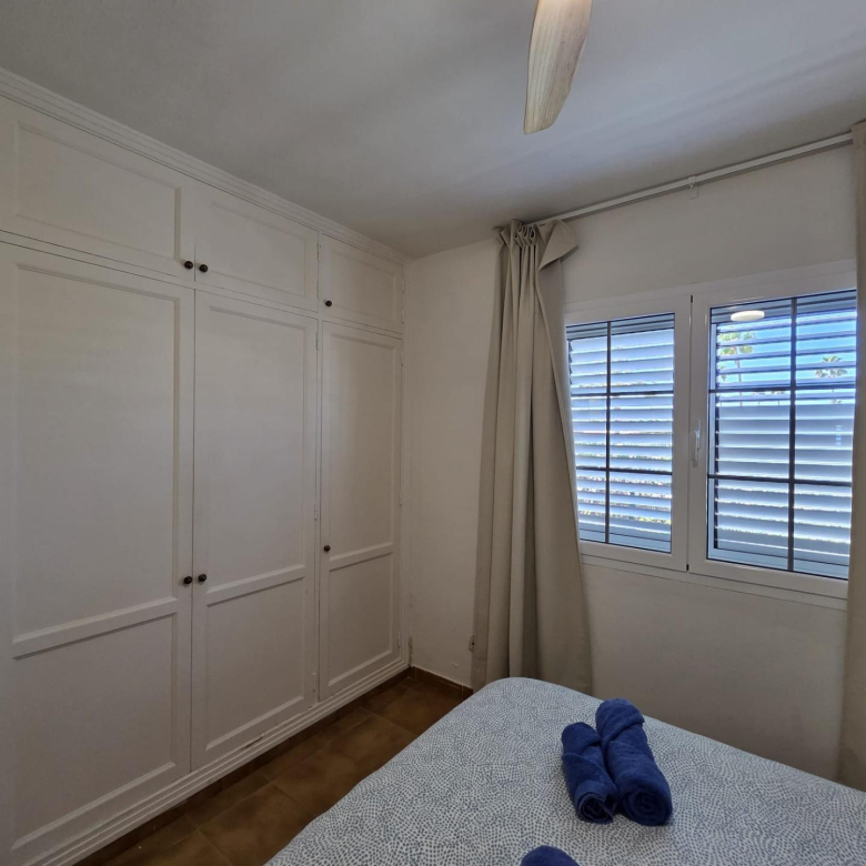Bungalow de 1 dormitorio con jardín privado en Campo Internacional