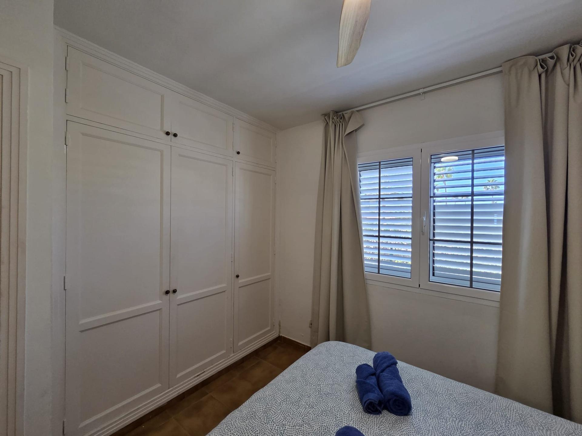 Bungalow de 1 dormitorio con jardín privado en Campo Internacional
