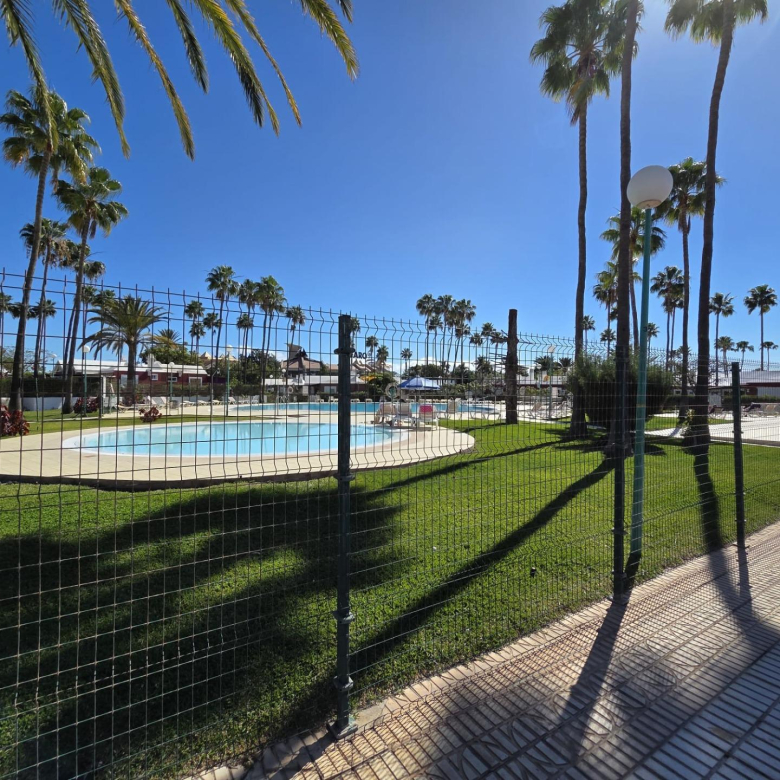 Bungalow de 1 dormitorio con jardín privado en Campo Internacional