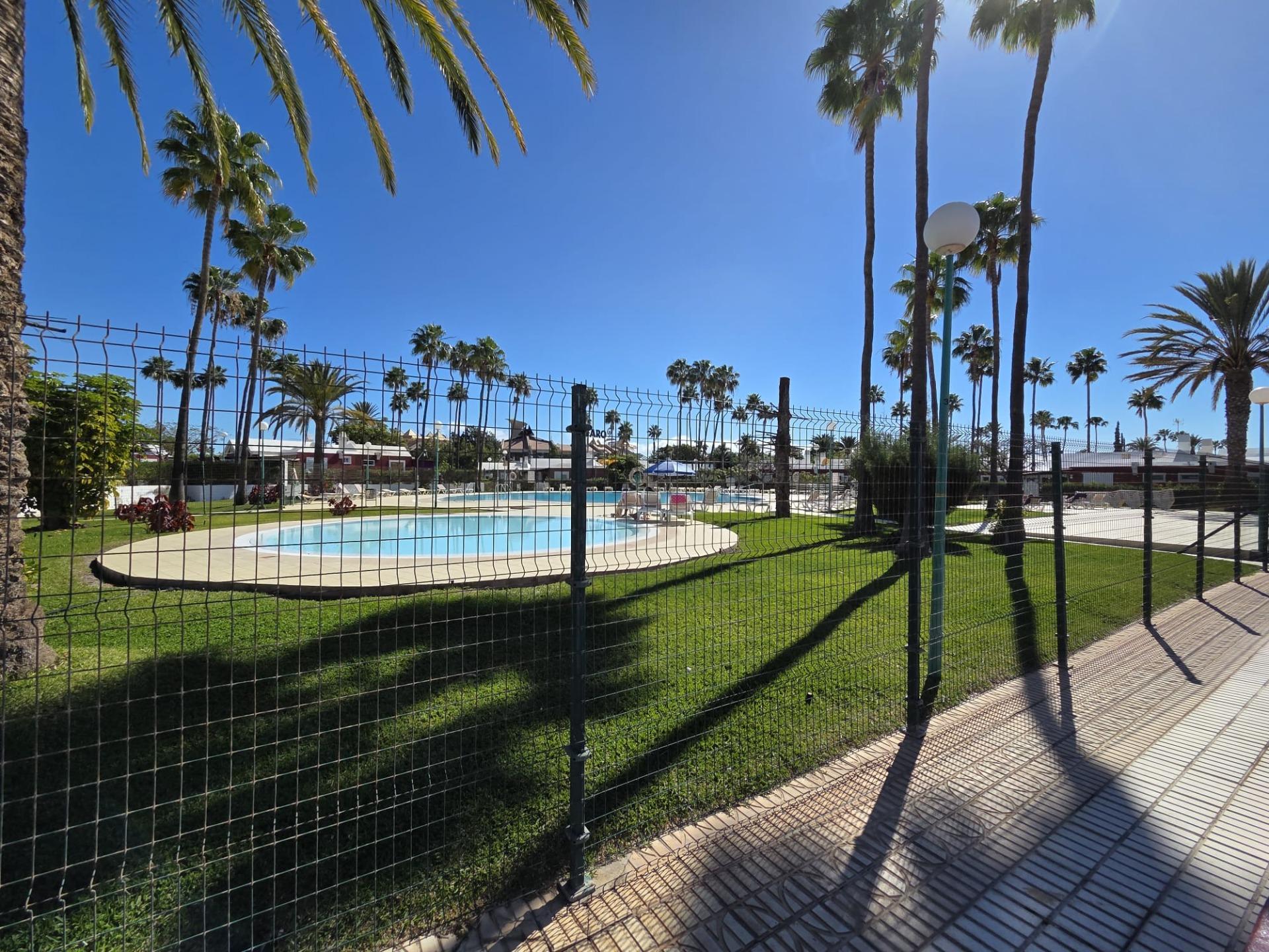 Bungalow de 1 dormitorio con jardín privado en Campo Internacional