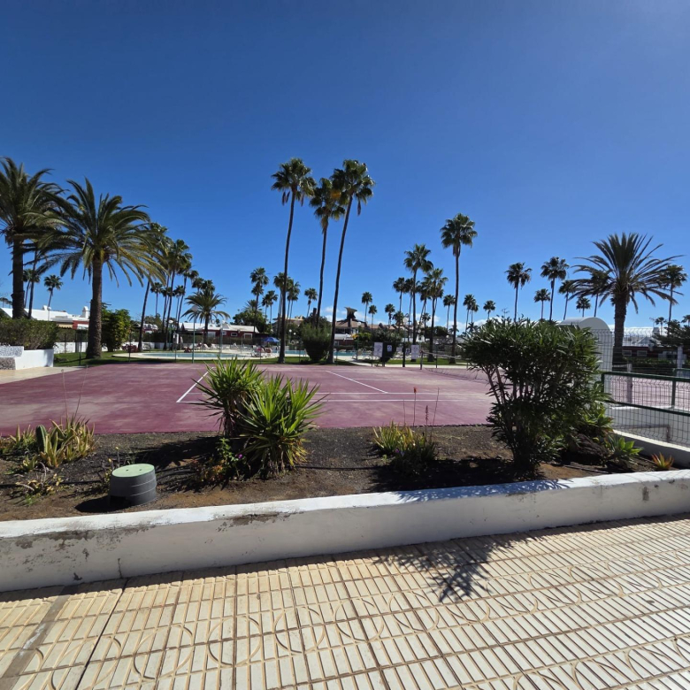 Bungalow de 1 dormitorio con jardín privado en Campo Internacional