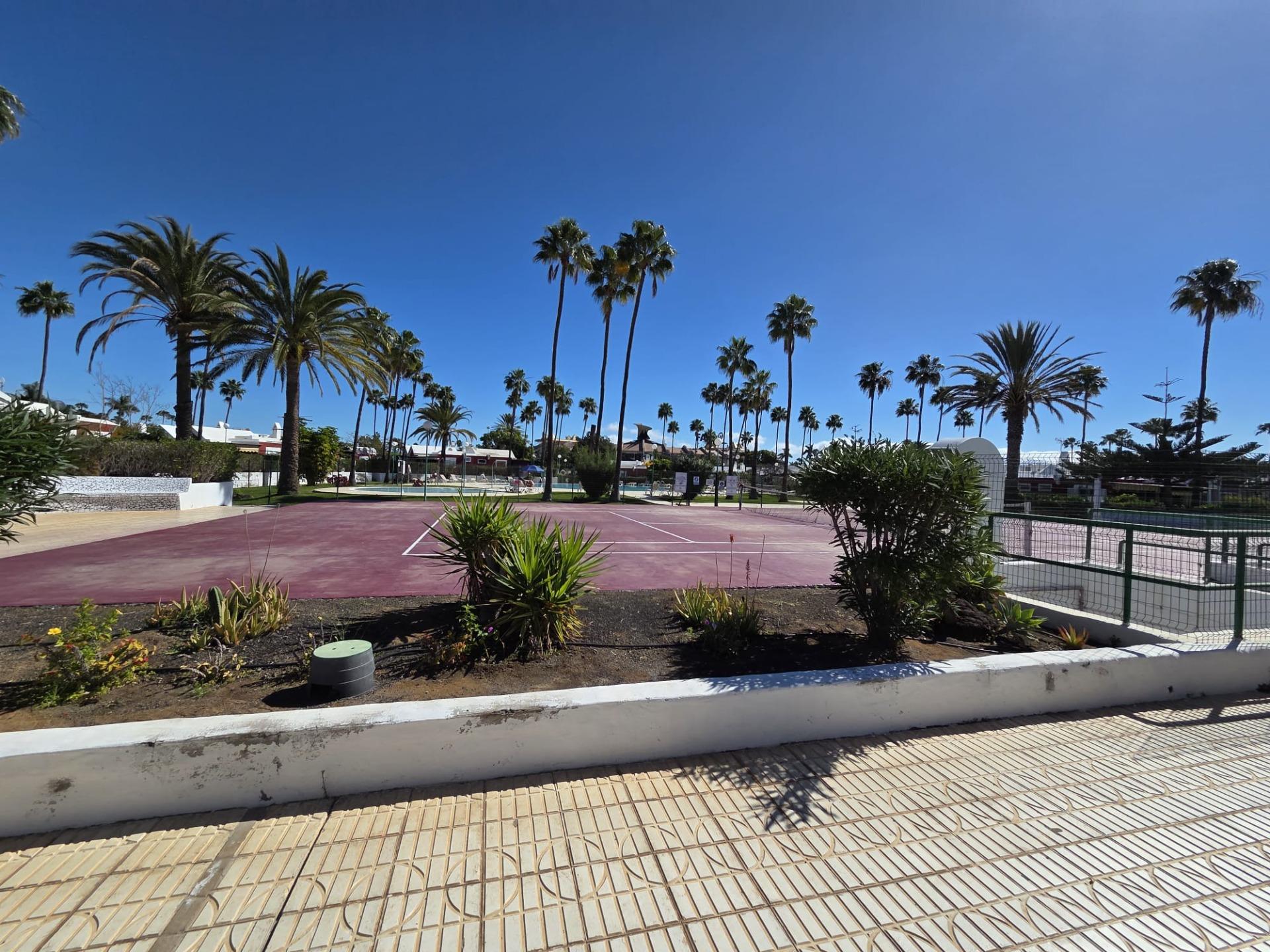 Bungalow de 1 dormitorio con jardín privado en Campo Internacional