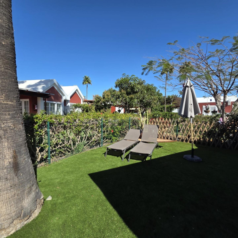 Bungalow de 1 dormitorio con jardín privado en Campo Internacional