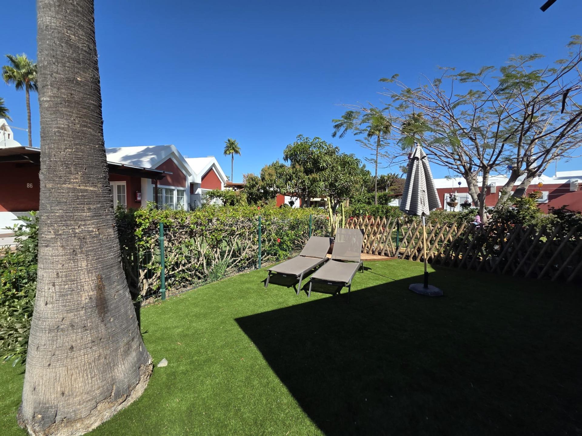 Bungalow de 1 dormitorio con jardín privado en Campo Internacional