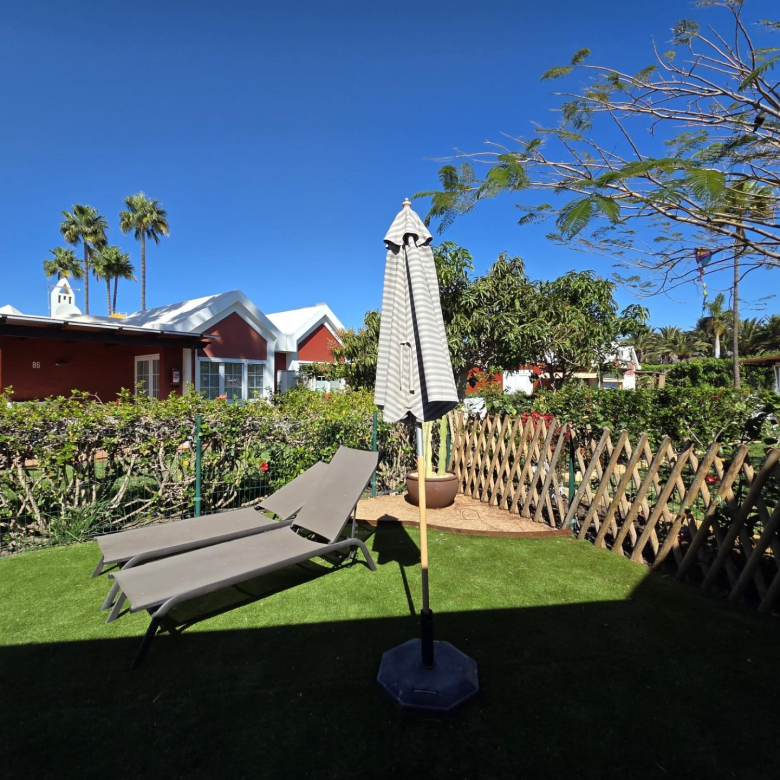 Bungalow de 1 dormitorio con jardín privado en Campo Internacional
