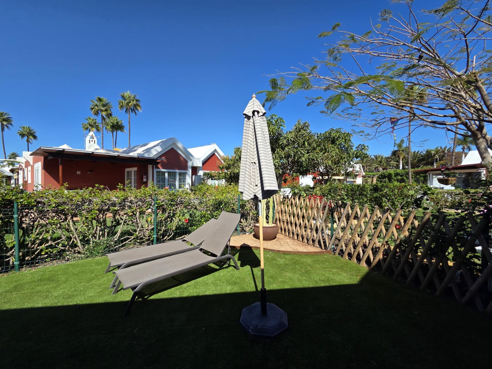 Bungalow de 1 dormitorio con jardín privado en Campo Internacional