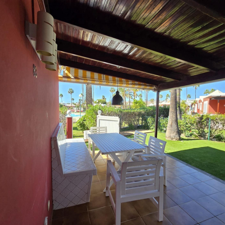 Bungalow de 1 dormitorio con jardín privado en Campo Internacional
