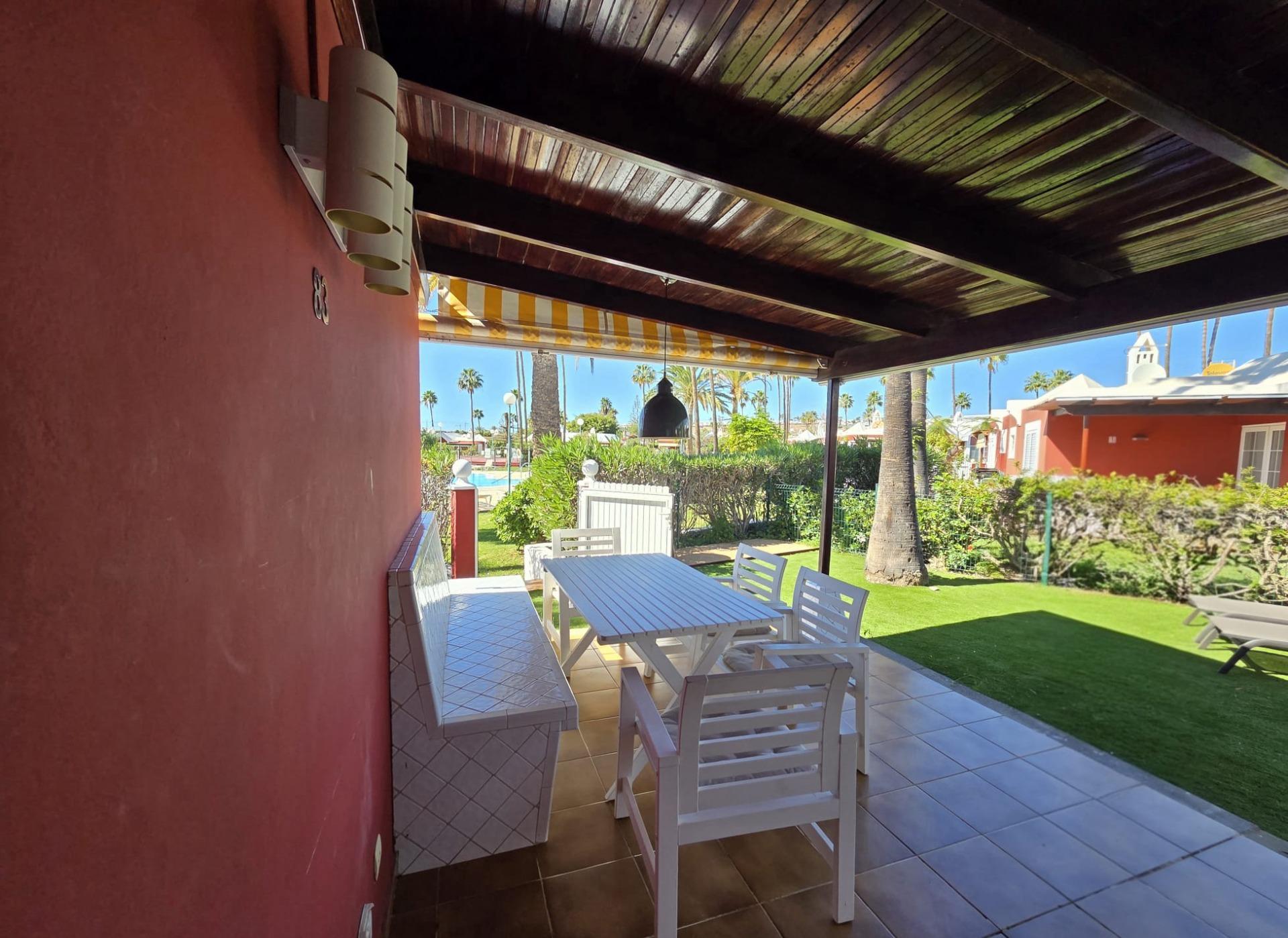 Bungalow de 1 dormitorio con jardín privado en Campo Internacional