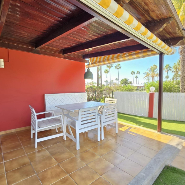 Bungalow de 1 dormitorio con jardín privado en Campo Internacional