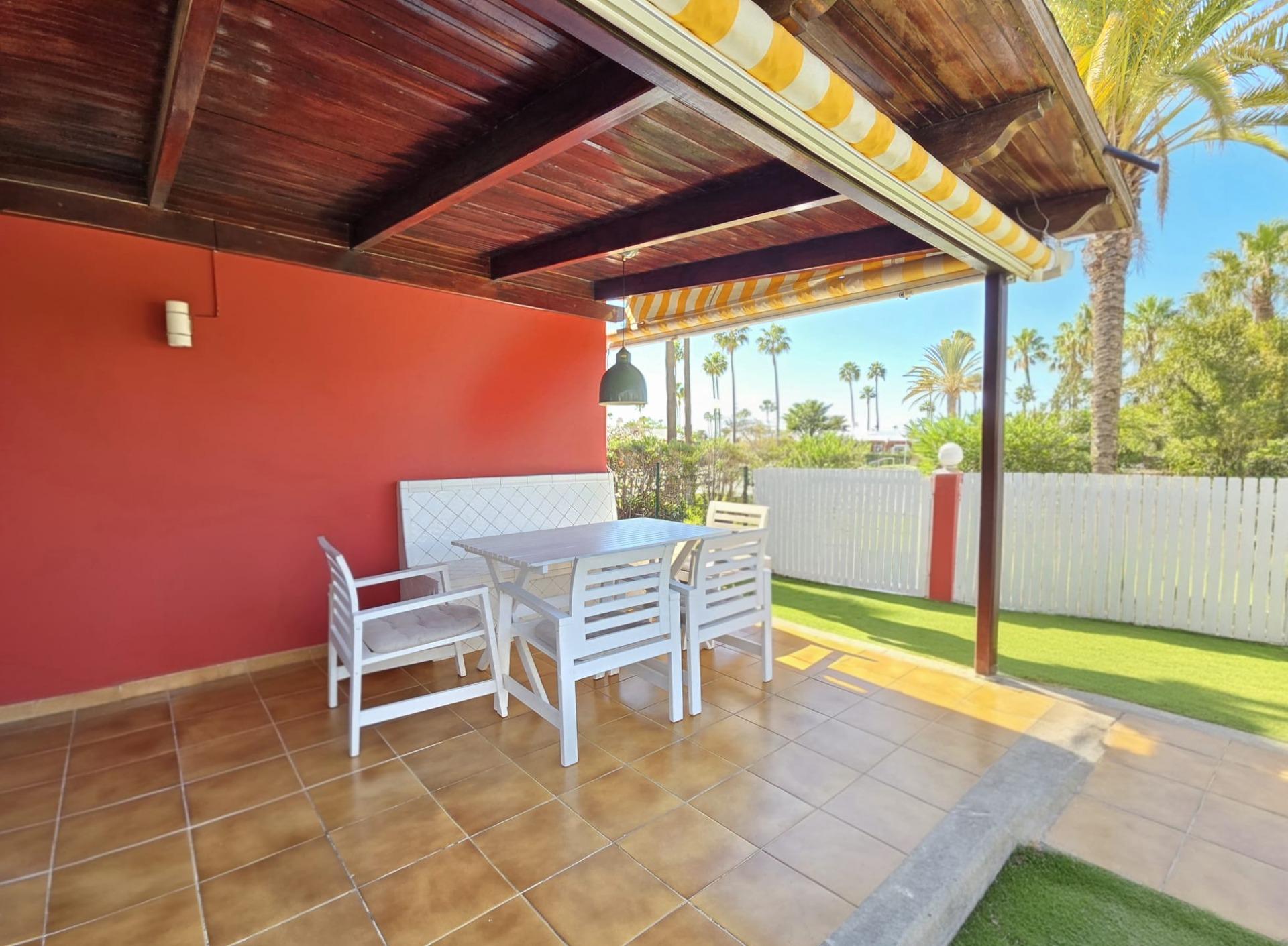 Bungalow de 1 dormitorio con jardín privado en Campo Internacional