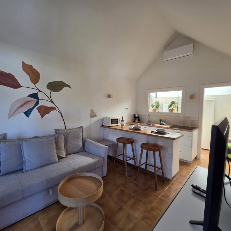 Bungalow de 1 dormitorio con jardín privado en Campo Internacional