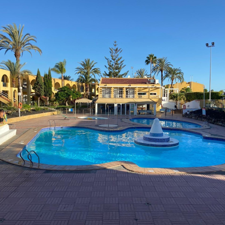 Apartamento reformado con terraza y piscina