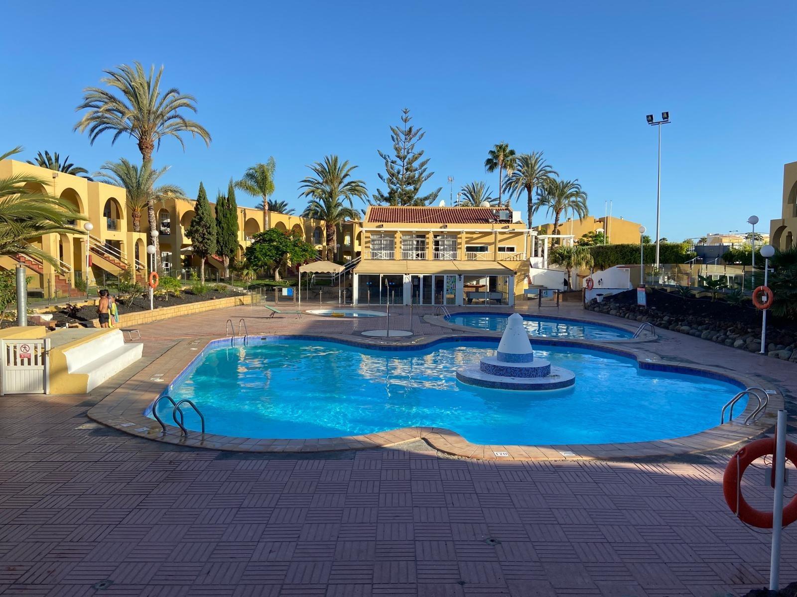 Apartamento reformado con terraza y piscina