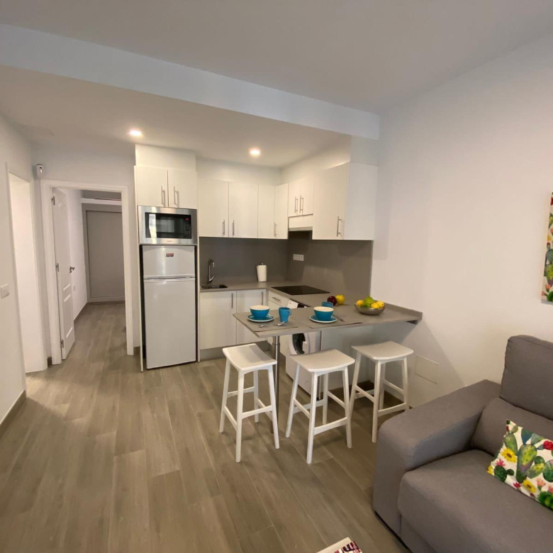 Apartamento reformado con terraza y piscina