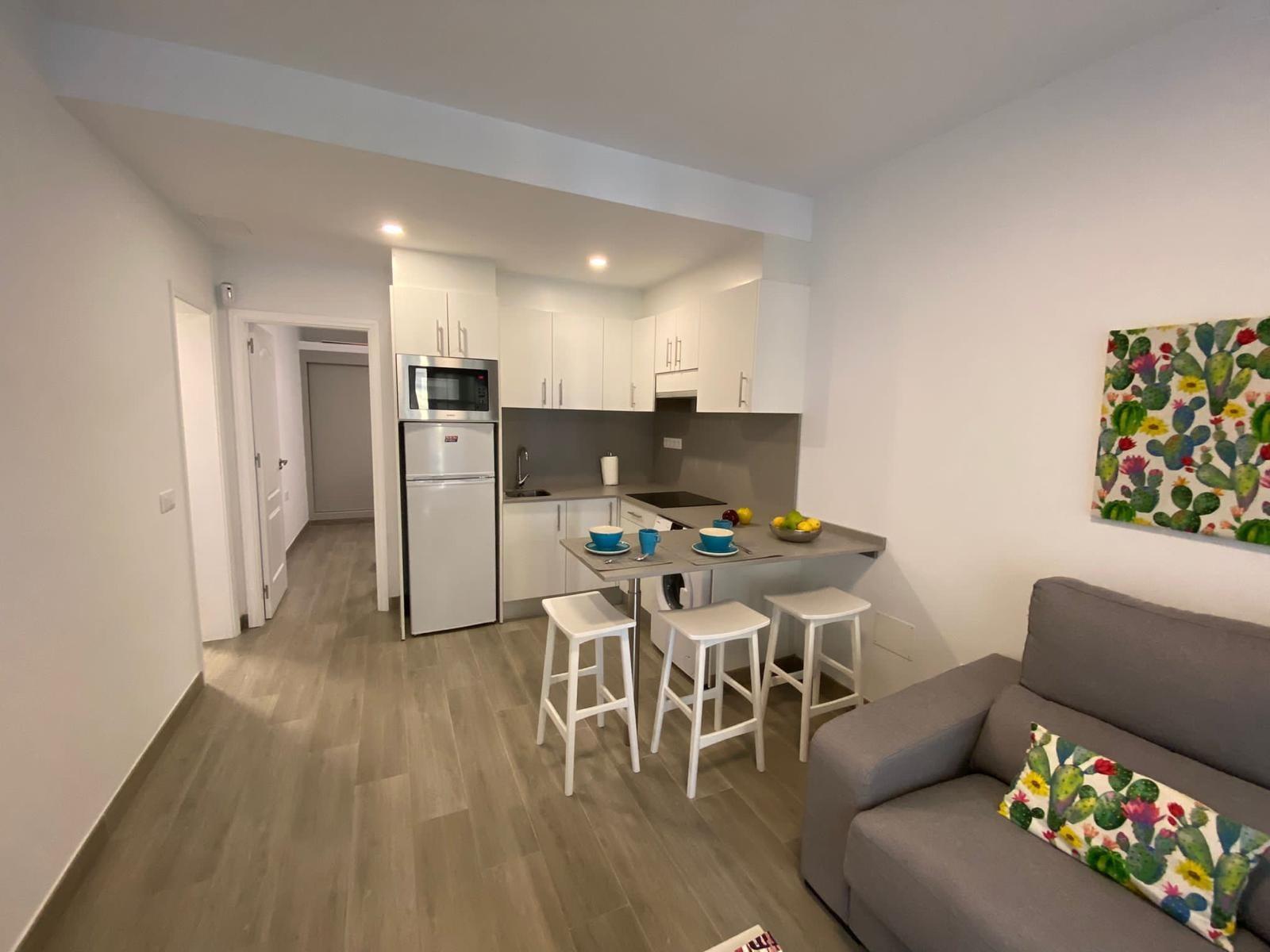 Apartamento reformado con terraza y piscina