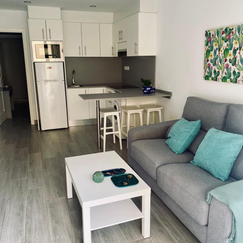 Apartamento reformado con terraza y piscina