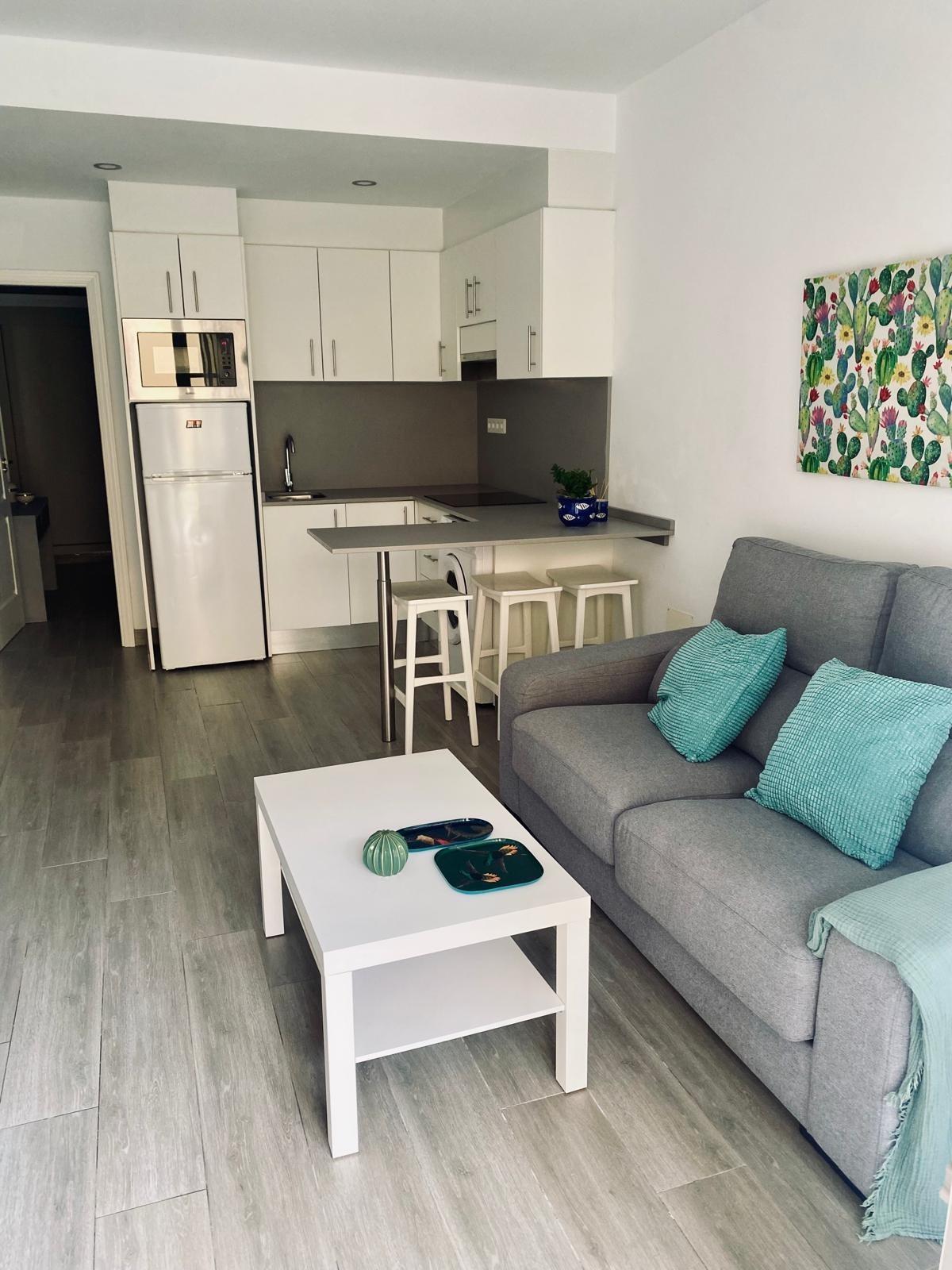 Apartamento reformado con terraza y piscina