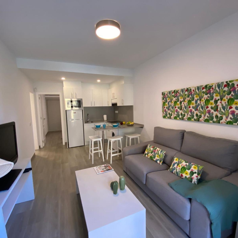 Apartamento reformado con terraza y piscina