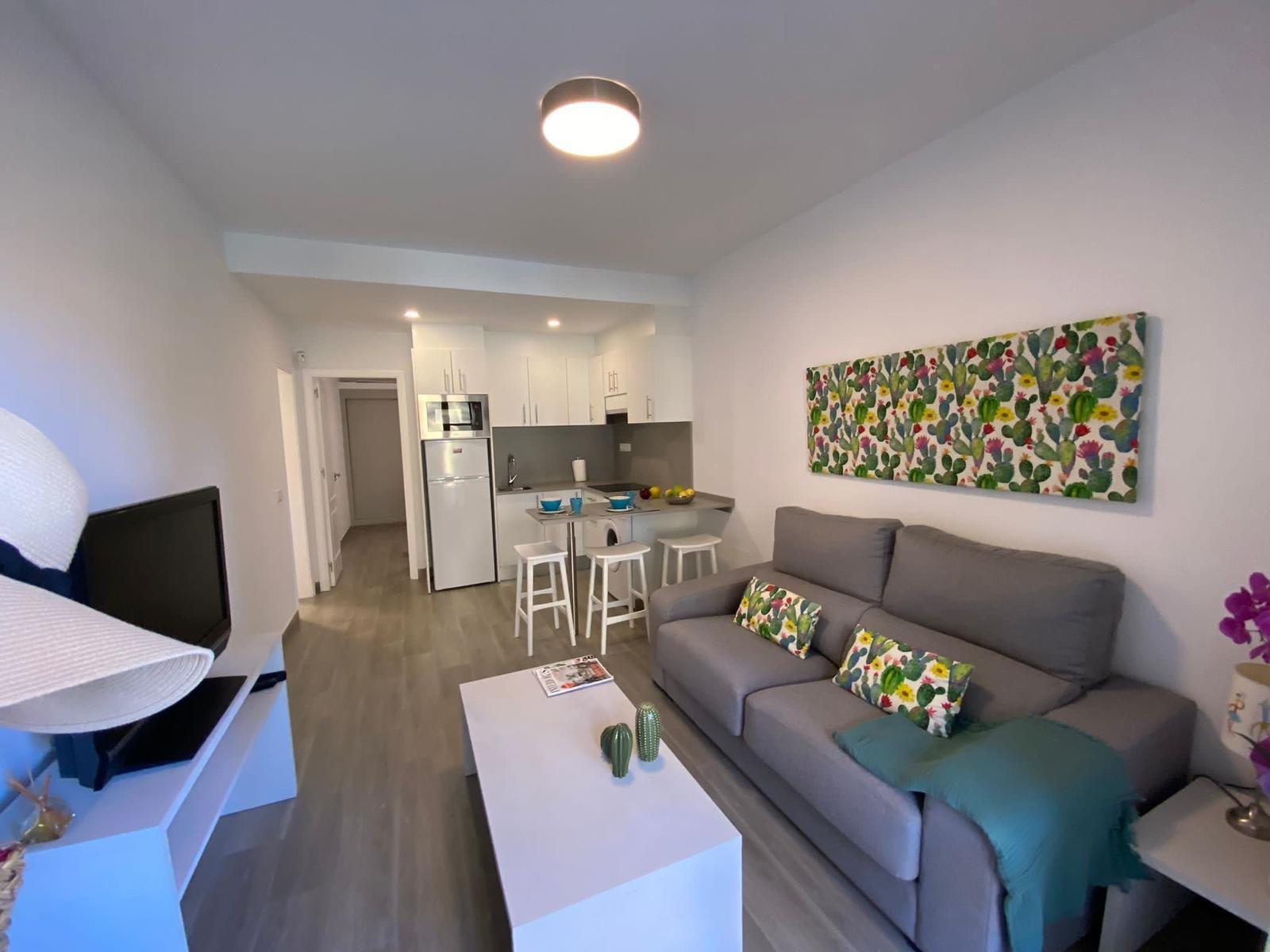 Apartamento reformado con terraza y piscina
