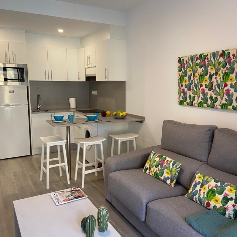 Apartamento reformado con terraza y piscina