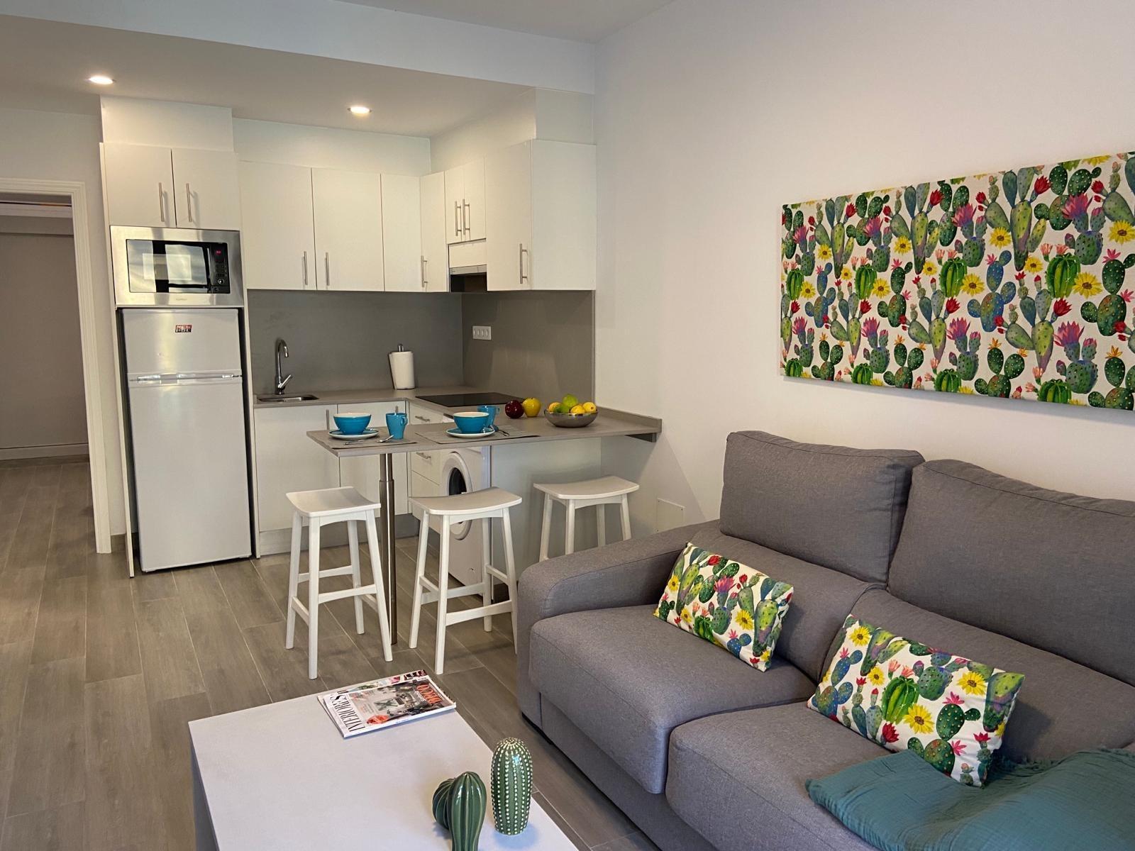 Apartamento reformado con terraza y piscina