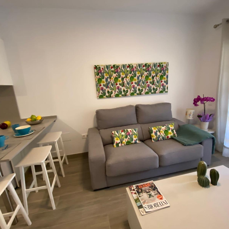 Apartamento reformado con terraza y piscina