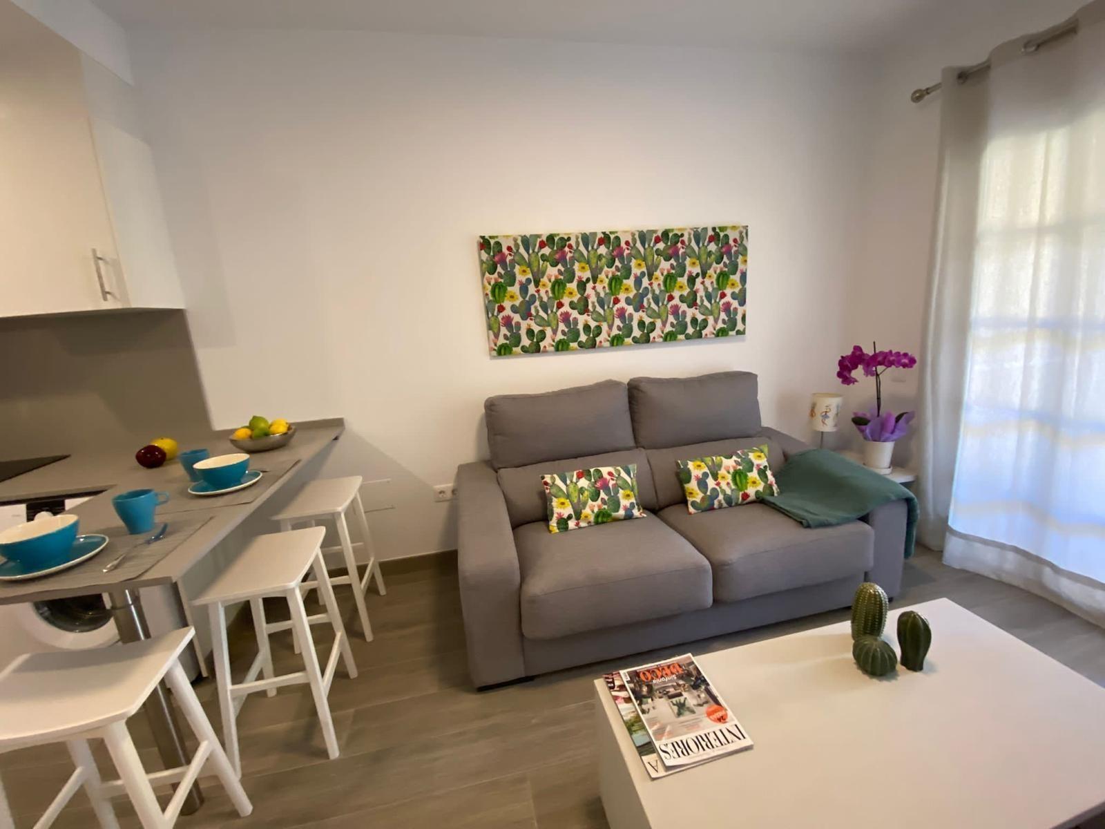 Apartamento reformado con terraza y piscina
