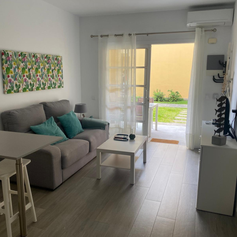 Apartamento reformado con terraza y piscina