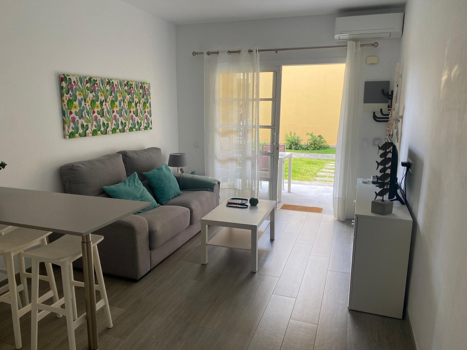 Apartamento reformado con terraza y piscina