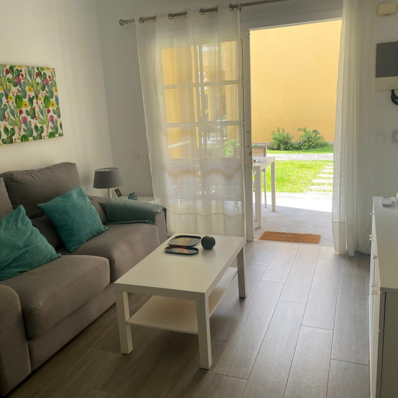 Apartamento reformado con terraza y piscina
