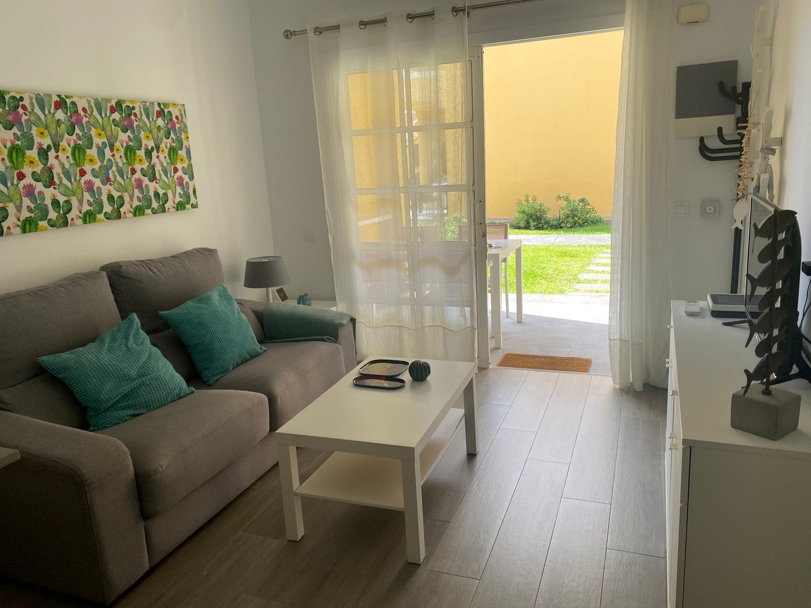 Apartamento reformado con terraza y piscina