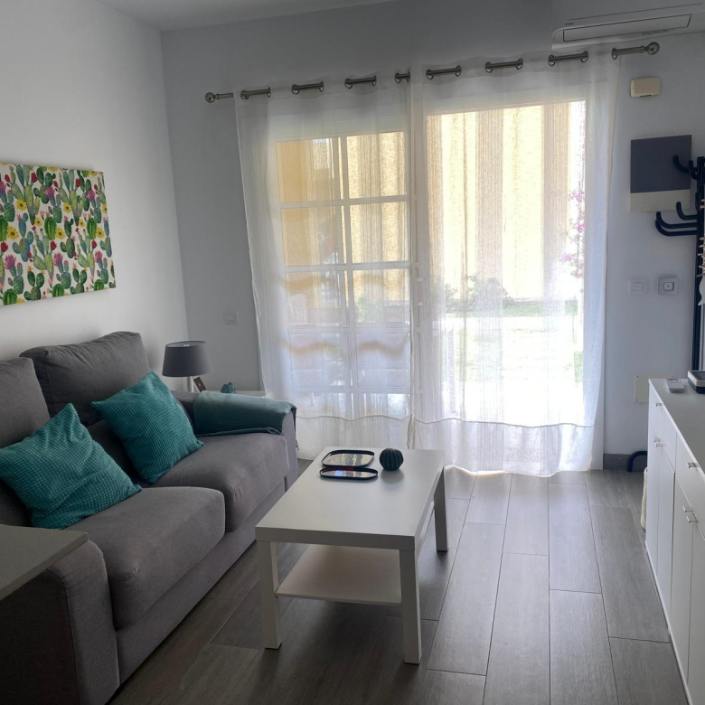 Apartamento reformado con terraza y piscina