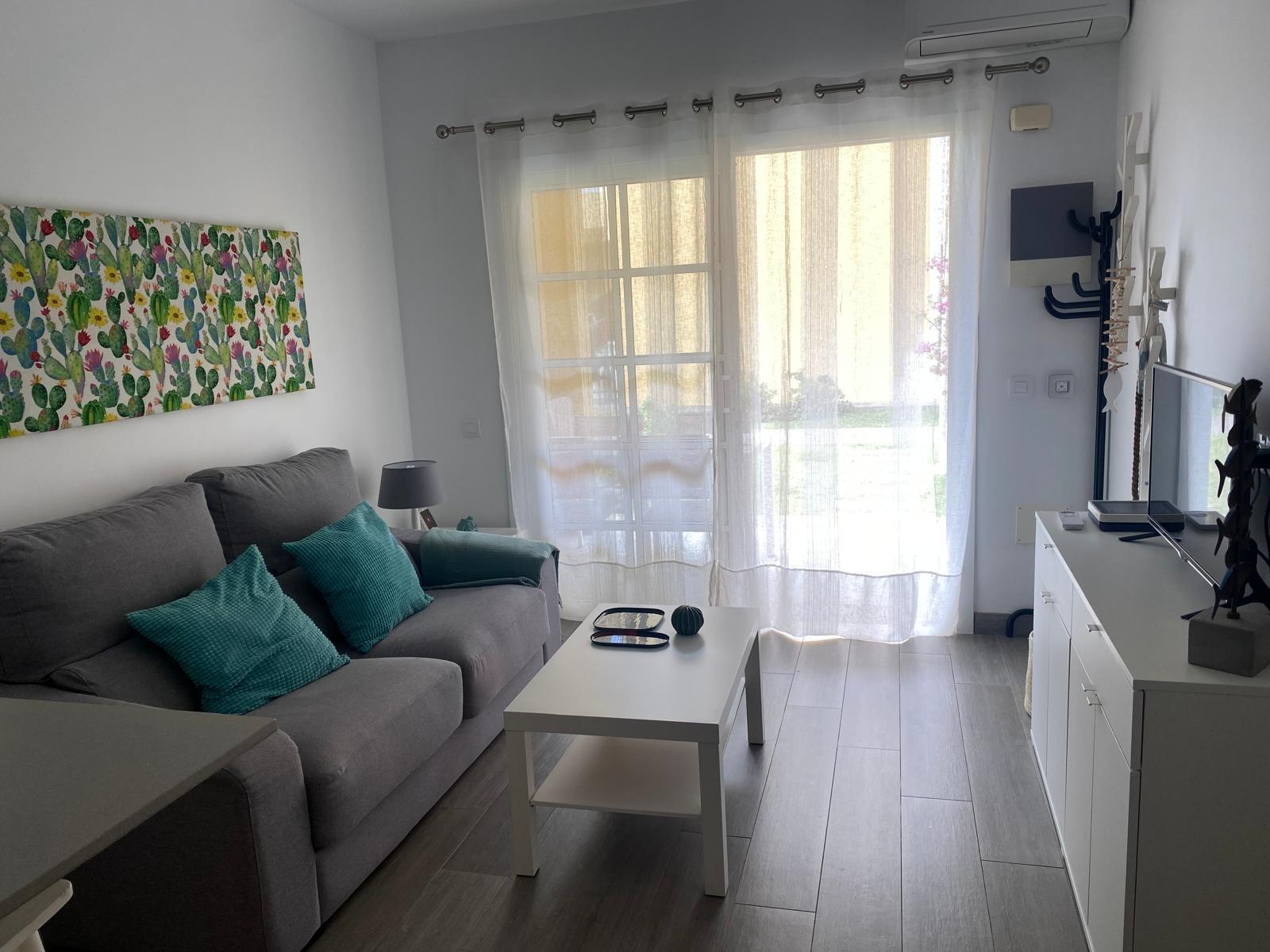 Apartamento reformado con terraza y piscina