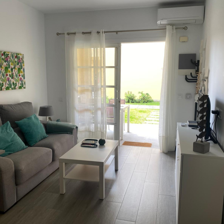 Apartamento reformado con terraza y piscina