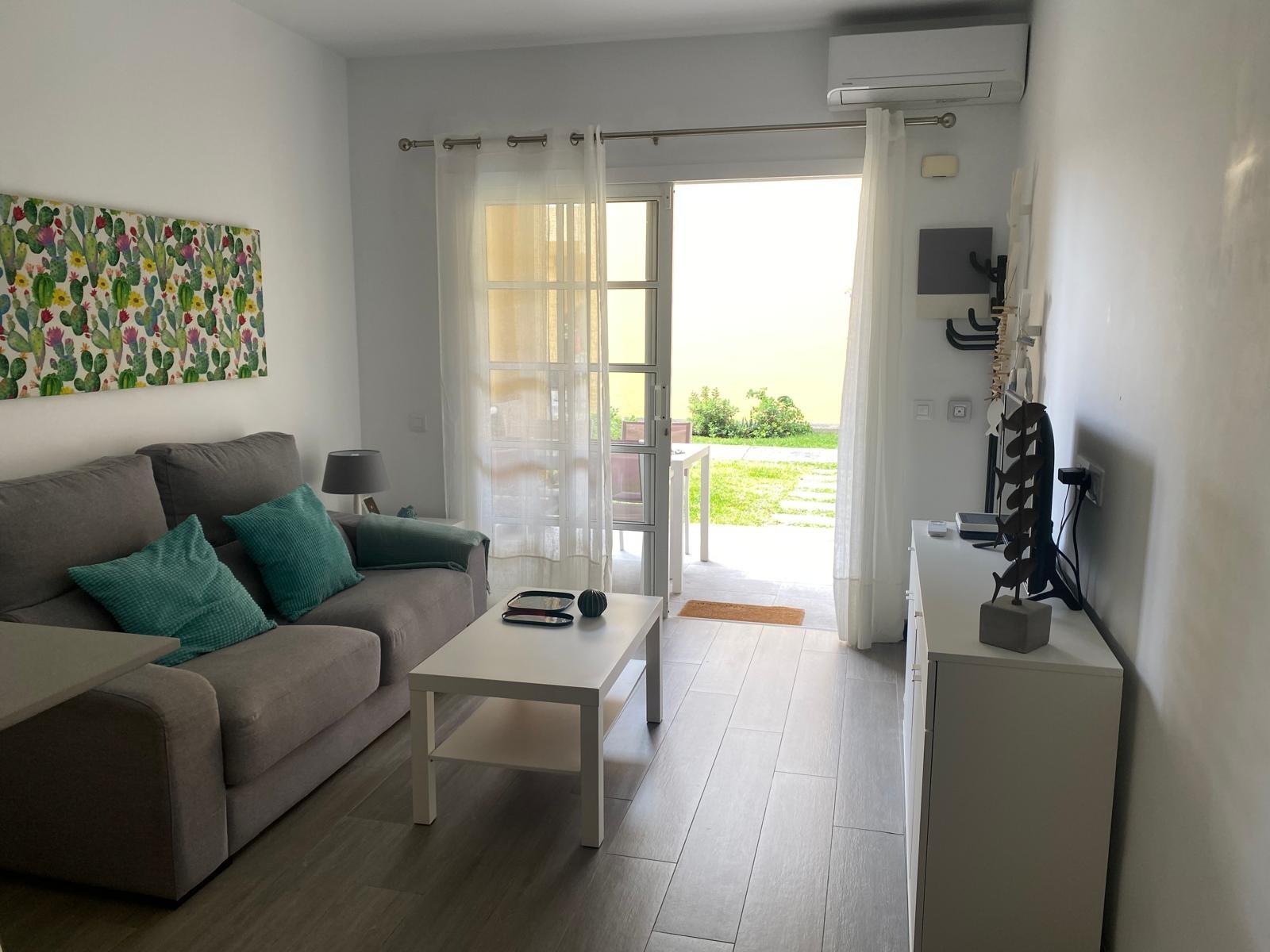 Apartamento reformado con terraza y piscina