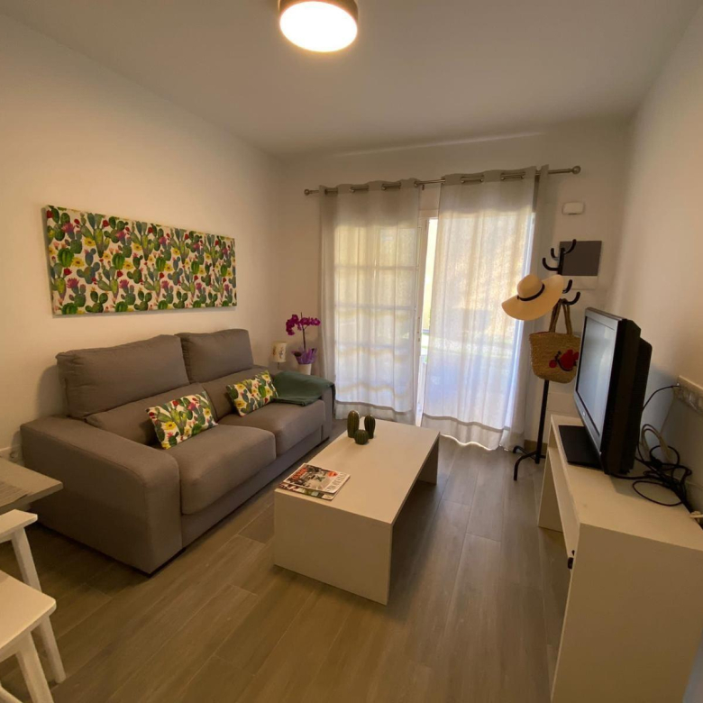 Apartamento reformado con terraza y piscina