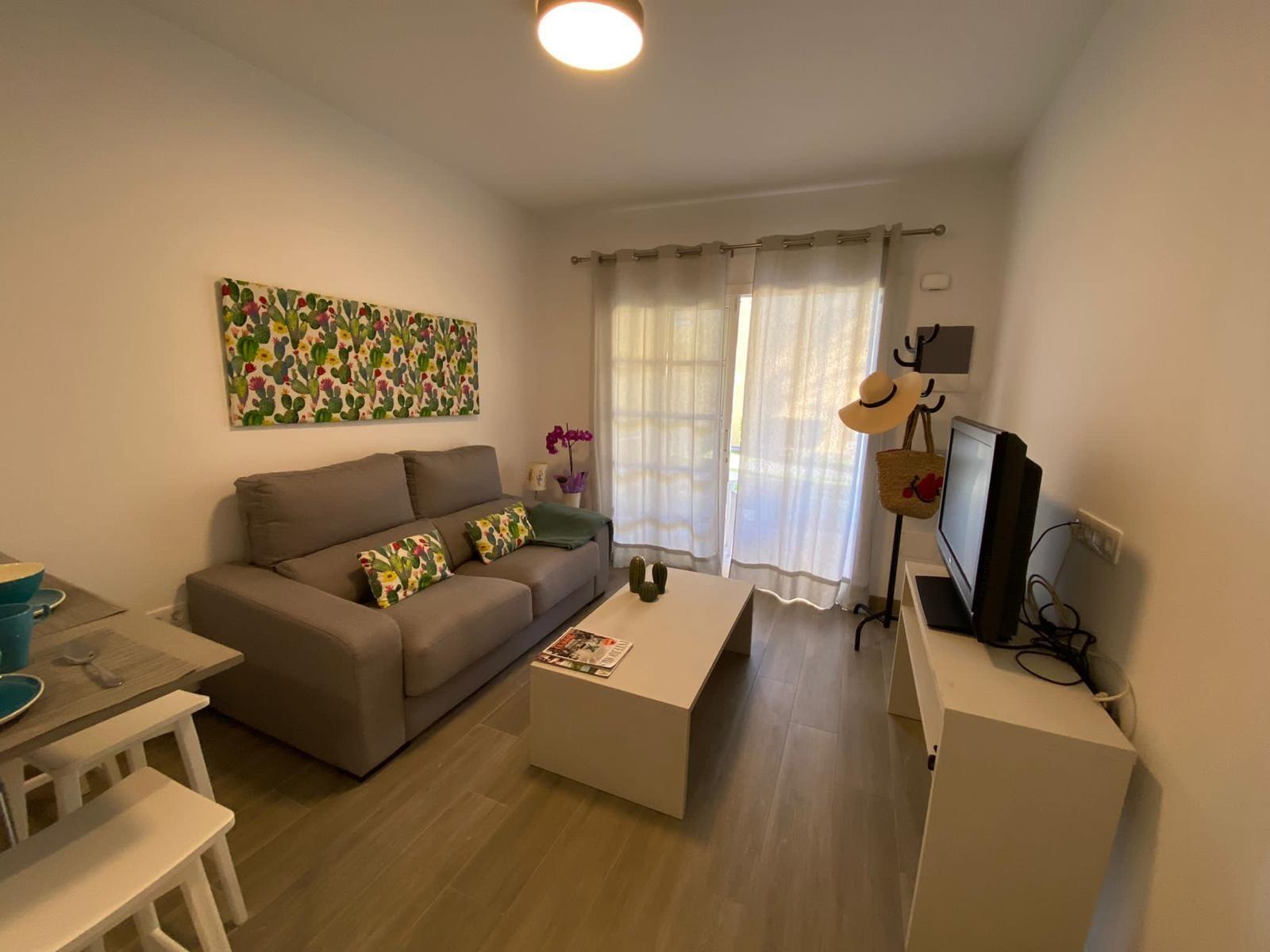 Apartamento reformado con terraza y piscina
