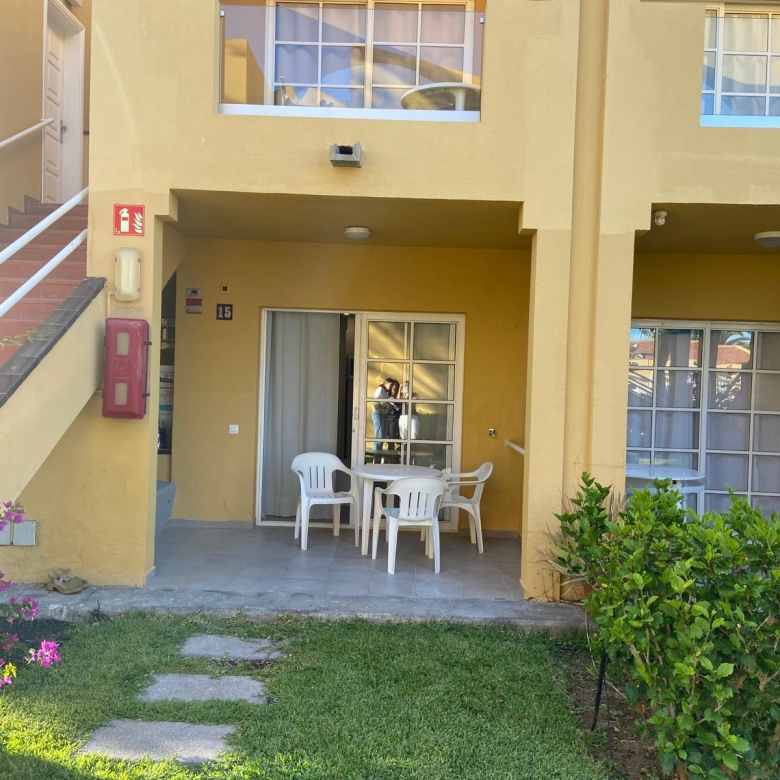 Apartamento reformado con terraza y piscina