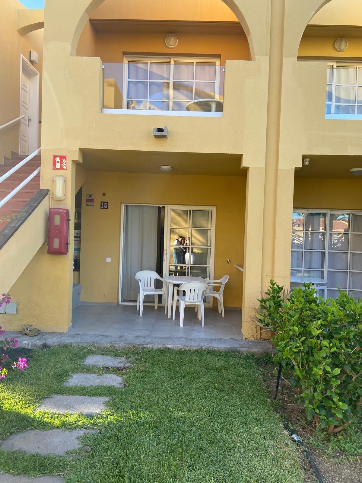 Apartamento reformado con terraza y piscina