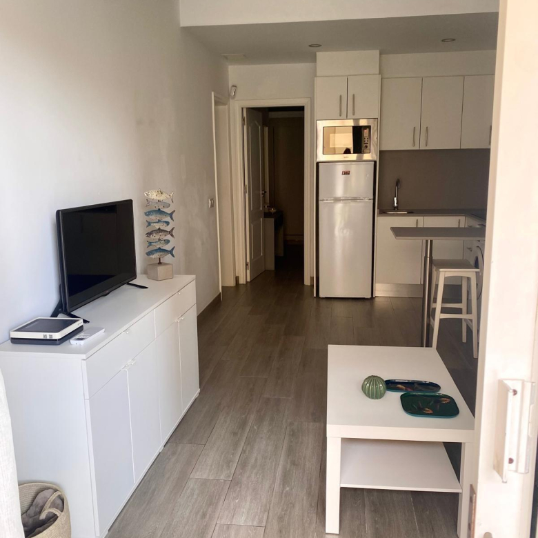 Apartamento reformado con terraza y piscina
