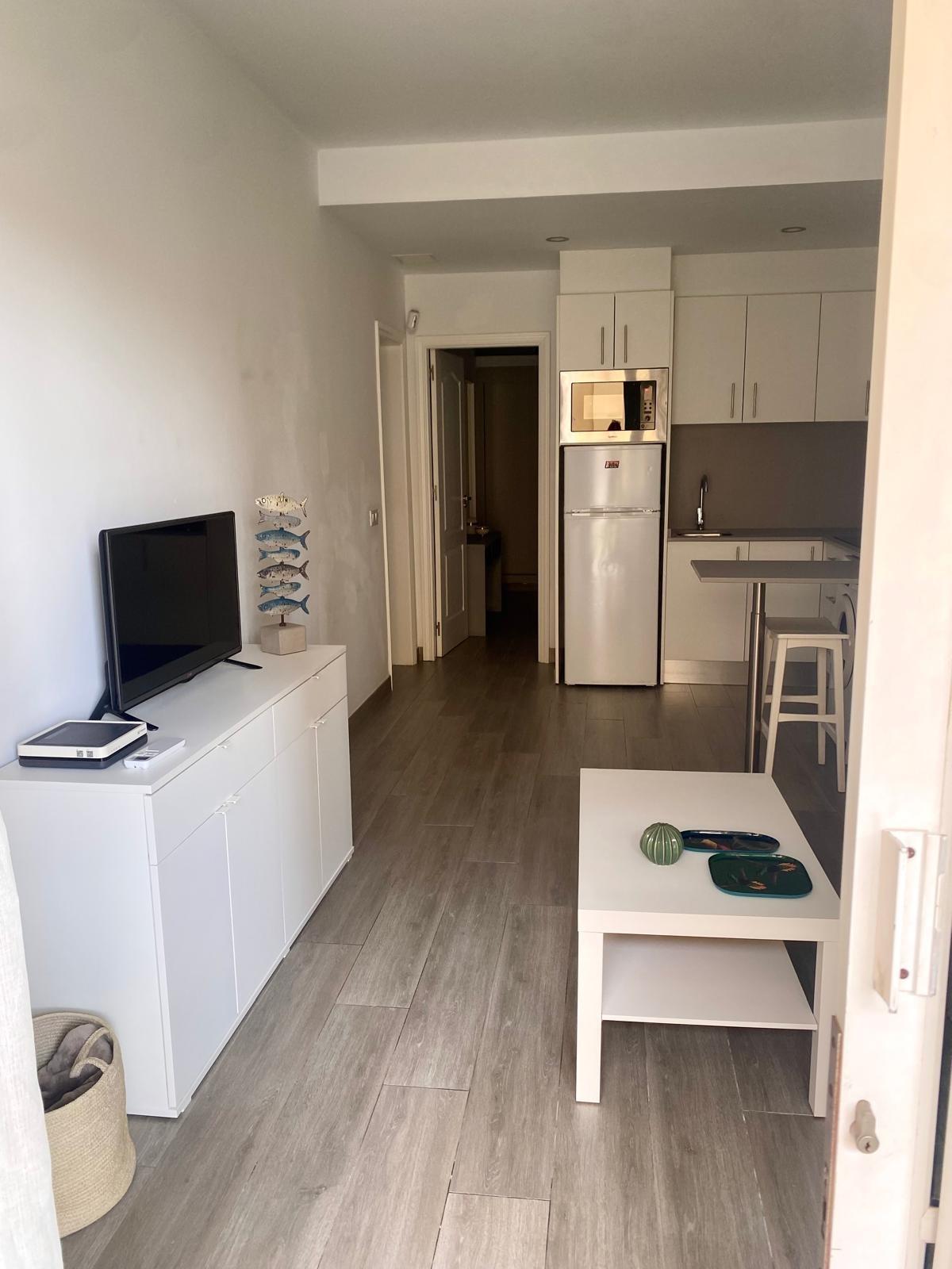 Apartamento reformado con terraza y piscina