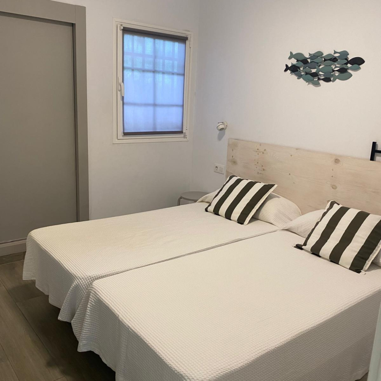 Apartamento reformado con terraza y piscina