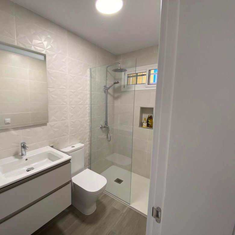 Apartamento reformado con terraza y piscina
