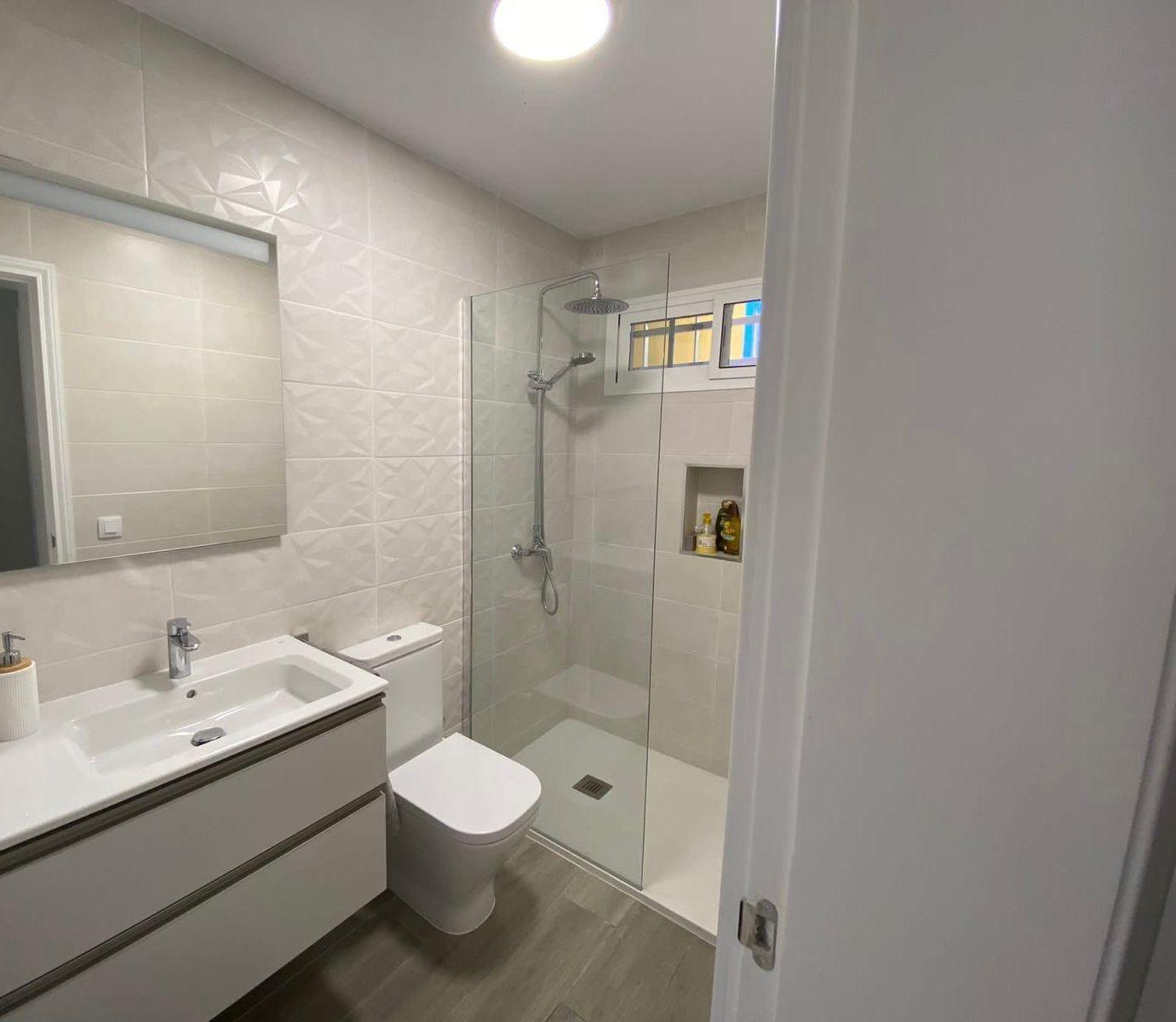 Apartamento reformado con terraza y piscina