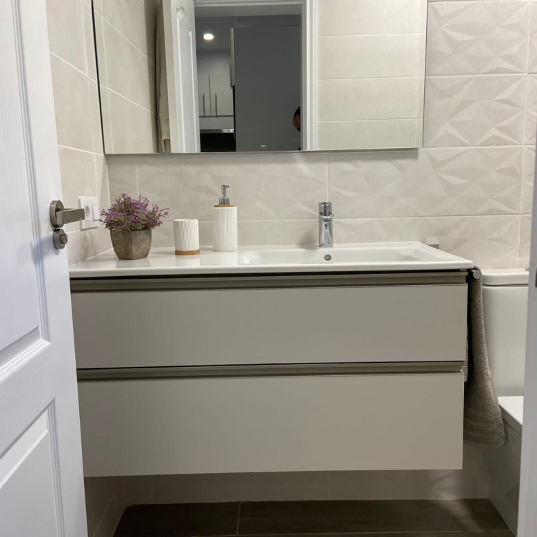 Apartamento reformado con terraza y piscina