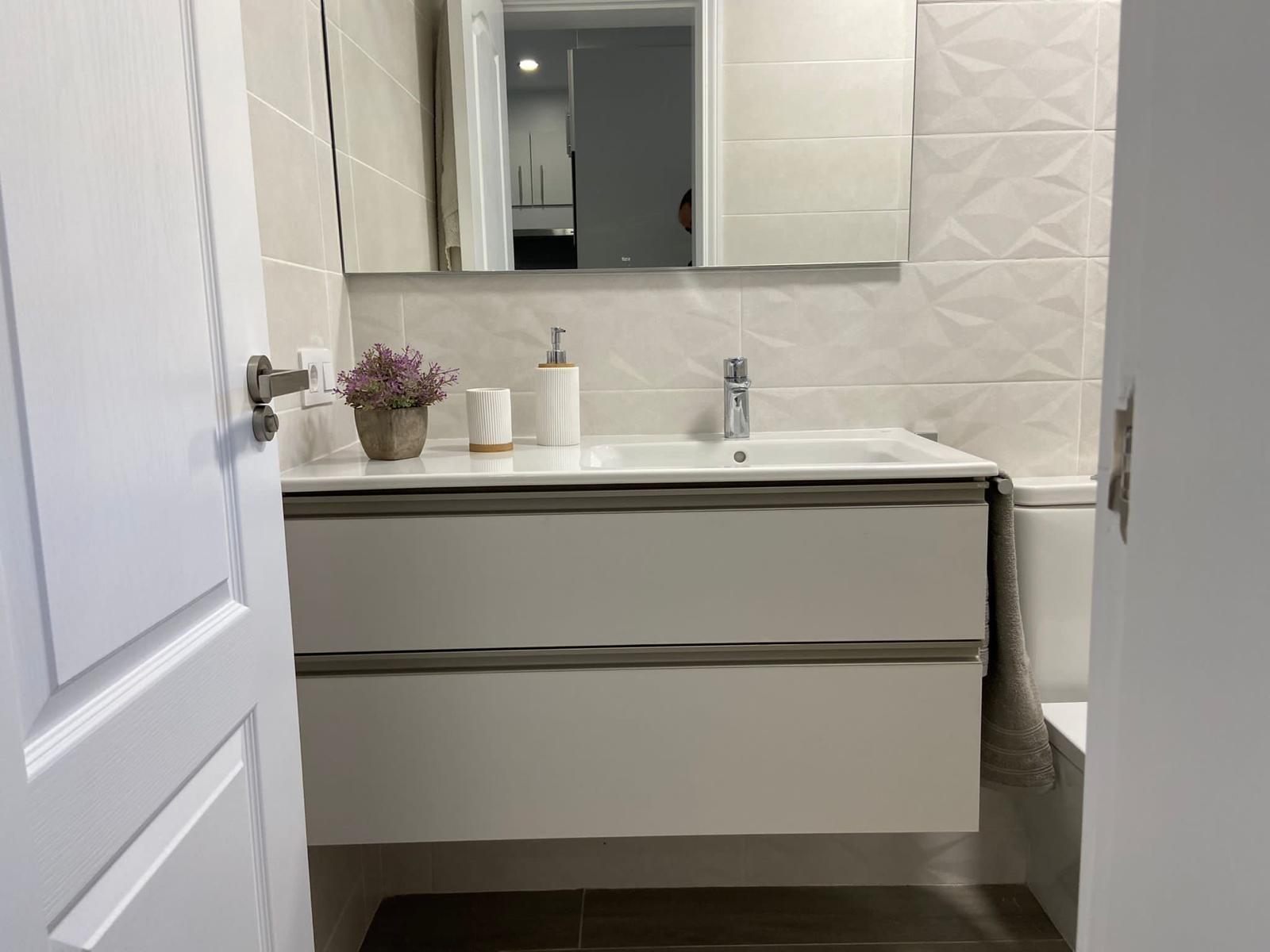 Apartamento reformado con terraza y piscina