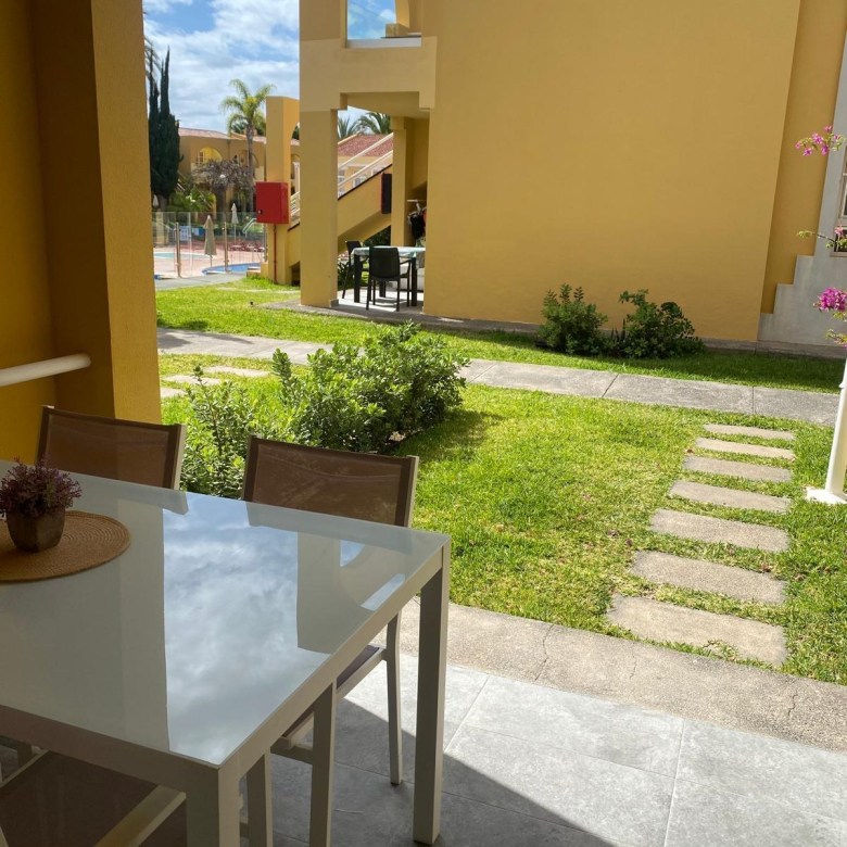 Apartamento reformado con terraza y piscina